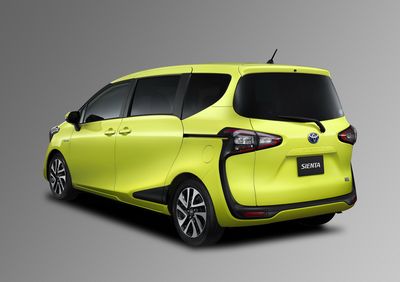 Автостекла Toyota Sienta c установкой в Москве